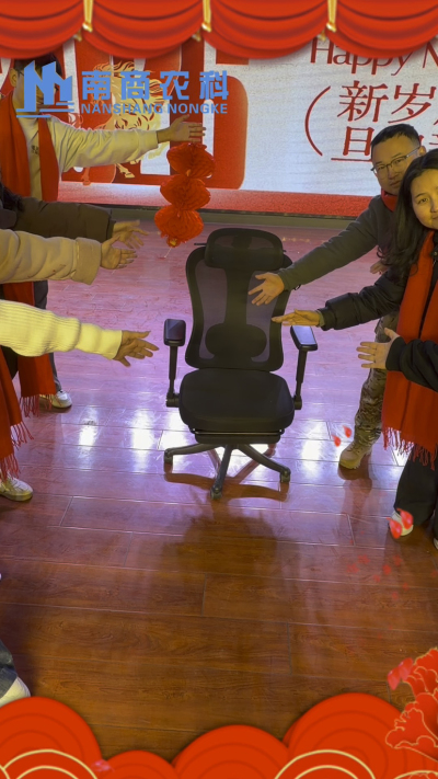 🎇 元旦快乐，温暖相伴 🎇时光匆匆，感恩 2025 年每一份支持与陪伴！从猪场到工厂，南商农科的成长，离不开每一位合作伙伴与家人的信赖！2026 年，我们将继续以贴心服务和硬核设备，陪您一路前行，养殖